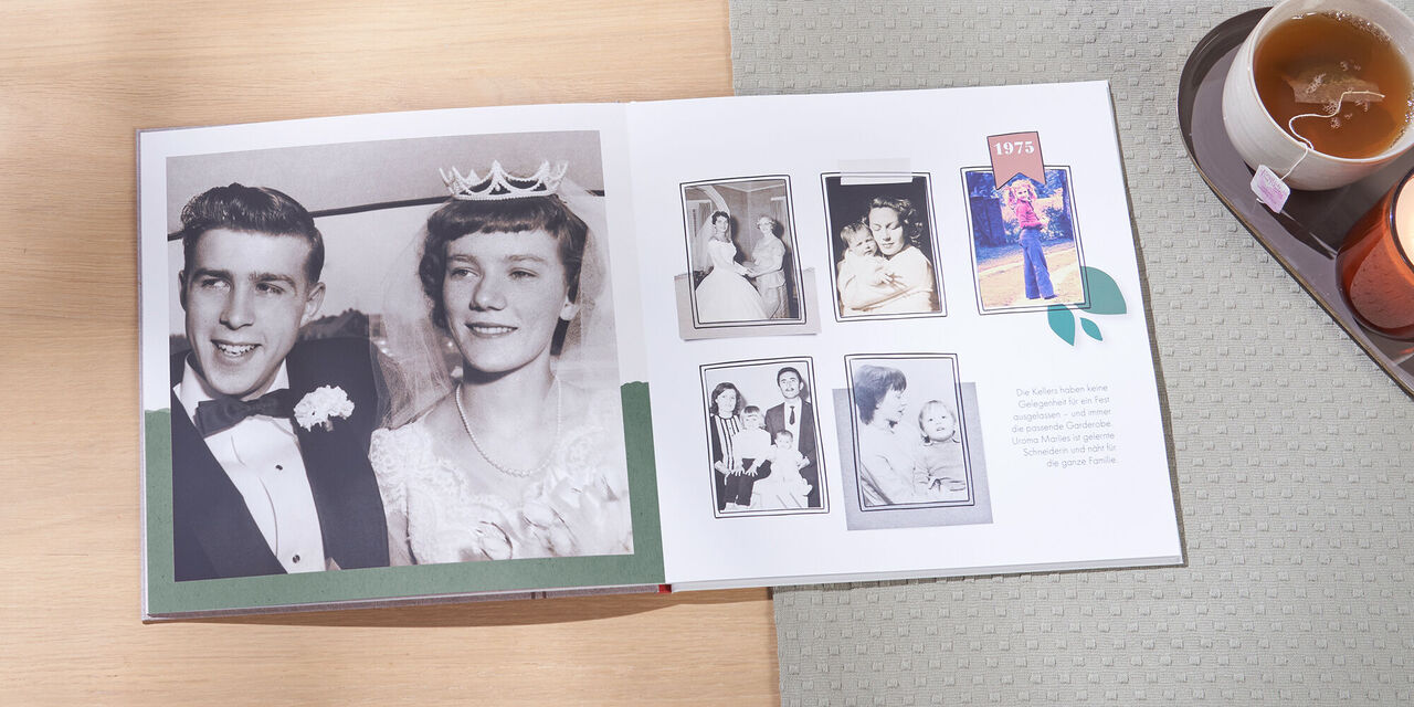 Můžete si prohlédnout dvoustranu CEWE FOTOKNIHY. Vlevo se přes celou stránku táhne stará černobílá fotografie svatebního páru. Vpravo je několik černobílých fotografií členů rodiny z roku 1975.