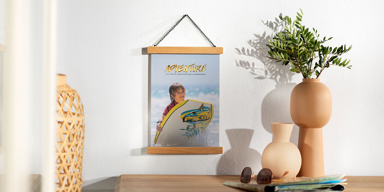 Tento plakát zobrazuje malého chlapce na pláži. Dívá se směrem k fotoaparátu a drží surfovací prkno. V pozadí je vidět moře a jeho vlny. Nad ním je vidět modrá obloha.